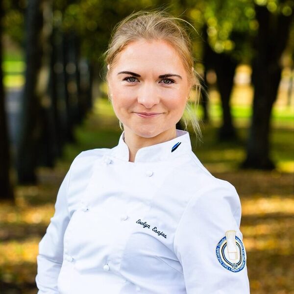 Evelyn Esajas, Evelynese asutaja ja peakokk